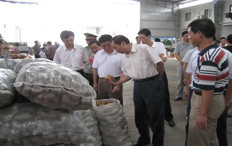 2006年9月嘉興市委書記、市人大主任黃坤明一行蒞臨蔬菜市場視察菜籃子供應(yīng)工作