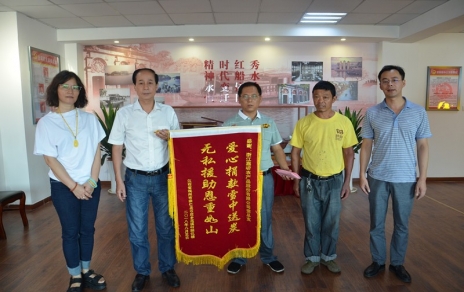 心中的愛(ài)用行動(dòng)表達(dá)，希望的燈有你我點(diǎn)亮