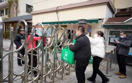 一份情驅(qū)散嚴寒，一片心常駐公益