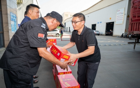 戰(zhàn)高溫、保供應，嘉興市財貿(mào)工會主席陳云建慰問我司基層員工